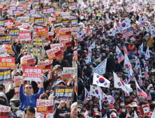 날계란 투척·폭행·분신까지…“한국 정치, 파멸의 문 앞”