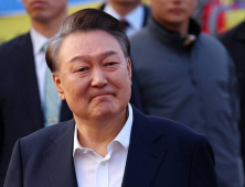 尹 대통령 “산불 진화대원 명복…가용 자산 총동원해야”