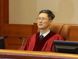 ‘문형배 살인 예고’ 유튜버, 난동 부리다 체포…檢, 영장 불청구