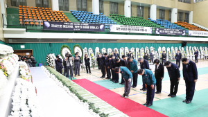 박완수 경남지사, 산청 산불 순직자 합동분향소 조문