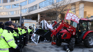 ‘尹파면 상경’ 전농 트랙터 행진 제동…법원, 트럭만 20대 허용