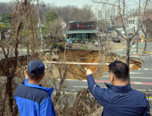 도심 속 또 싱크홀…“우리 학교도 무너질까 봐 무서워요”