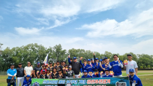 창원 사회인 야구단, 필리핀 산마누엘고와 친선경기…야구용품·후원금 전달