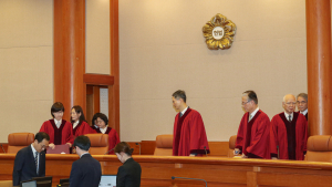 예상만 난무한 尹 선고일…조심스레 관측되는 ‘4월 선고’