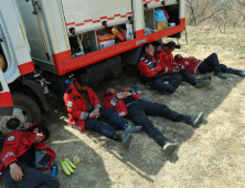 밤낮없이 산불과 사투 중…지친 대원들