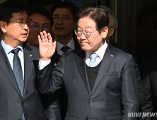 활짝 웃은 이재명…유죄에서 무죄까지
