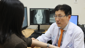 “테니스엘보 후유증 치료, 재건술이 봉합술보다 합병증 위험 6.6%p 낮아” 