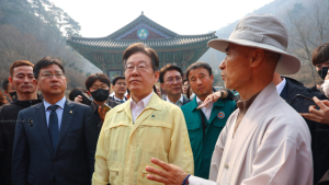 산불현장 방문한 이재명, 검은 옷 남성에 위협 당해