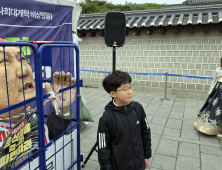 광화문의 두 얼굴 ‘외국인 관광객 어리둥절’