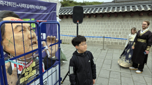 광화문의 두 얼굴 ‘외국인 관광객 어리둥절’
