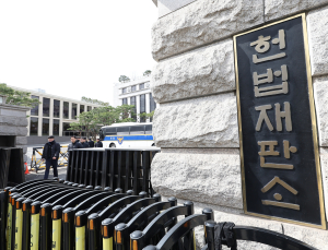 헌재 신뢰도 하락 불가피…회복 가능할까