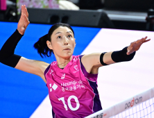 은퇴 앞둔 김연경, 16점 폭발…흥국생명, 정관장 꺾고 챔프 1차전 승