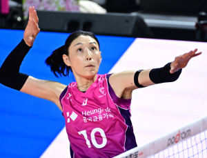 은퇴 앞둔 김연경, 16점 폭발…흥국생명, 정관장 꺾고 챔프 1차전 승