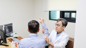 당뇨, 갑상선 질환, 목 디스크...어깨 통증 이유 있다 [건강 나침반]