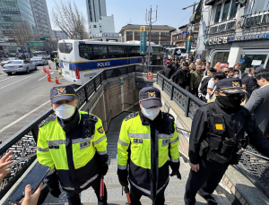 긴장 고조된 도심…헌재 일대 전면 통제, 찬반 맞불 집회 예고