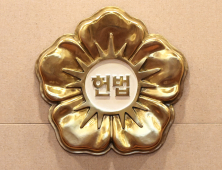 尹 탄핵심판, 박근혜와 달랐던 과정…갈라진 정국의 단상