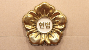 尹 탄핵심판, 박근혜와 달랐던 과정…갈라진 정국의 단상