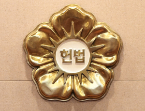 尹 탄핵심판, 박근혜와 달랐던 과정…갈라진 정국의 단상