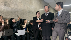 이재명 “진중하고 현명한 판단 기다릴 것”...결과 예상엔 침묵