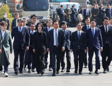 윤석열 대통령 탄핵선고 심판정 입장하는 국회 소추위원과 변호인단
