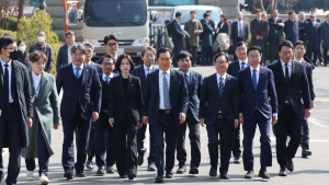 윤석열 대통령 탄핵선고 심판정 입장하는 국회 소추위원과 변호인단