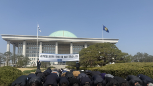 큰절 올린 김선민 “사필귀정, 새 정치의 길 열 것” [尹 파면]