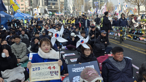 탄핵 인용 후 헌재 메운 함성…“주권자가 승리했다”