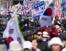 때리고 밀치고…혼돈의 시위 현장, 부서진 내 휴대전화 보상은