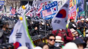 때리고 밀치고…혼돈의 시위 현장, 부서진 내 휴대전화 보상은