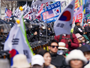 때리고 밀치고…혼돈의 시위 현장, 부서진 내 휴대전화 보상은