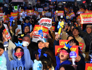 20대, 성별 따라 탄핵봉·태극기 들었다…조기대선 변수 되나