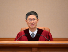문형배 “탄핵심판 무리 없이 종료…언론·경찰·직원들께 깊이 감사”