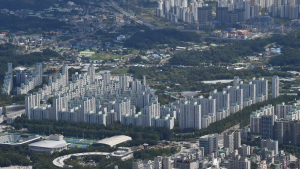 멈춘 尹 정부, 길 잃은 주택시장…‘재건축 규제완화’ 올스톱
