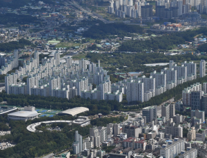 멈춘 尹 정부, 길 잃은 주택시장…‘재건축 규제완화’ 올스톱 