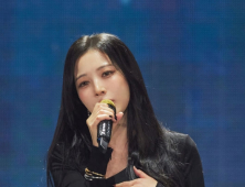 스킨십에 “전현무 아깝다” 망언…보아, 취중 방송 논란 이틀 만에 사과