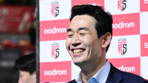고희진의 웃음 “김연경, 5차전까지 뛰게 해 미안”