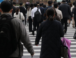 출근길 우산 챙기세요…5도 밑도는 꽃샘추위 [날씨]