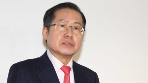 [단독] 윤여준, 홍준표 후원회장 유력설에 “그럴 상황 못 된다”