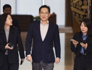 이재용, 중국 이어 일본 출장 마치고 귀국…성과 질문엔 미소만