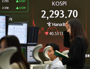 코스피, 美 상호관세 발효에 2,300선 붕괴