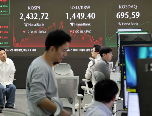 코스피, 外人 매도세에 소폭 하락 2430선 마감…코스닥은 상승