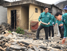 이철우 지사, 경북 산불 피해 현장에서 임시주거 시설 점검