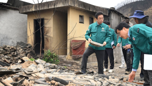 이철우 지사, 경북 산불 피해 현장에서 임시주거 시설 점검