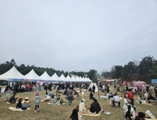 속초시 영랑호 벚꽃축제 수만명 찾아…전국규모 축제 발돋움