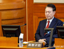 ‘내란 혐의’ 재판 출석한 尹…국민참여재판 “원치 않는다”