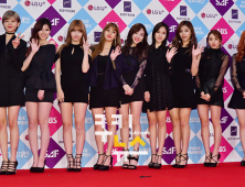 트와이스, 8년 만의 콜드플레이 내한 공연 오프닝…“좋은 추억 될 것” [쿠키 현장]