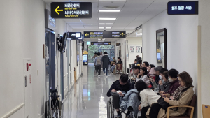 의대 증원 ‘원점 회귀’…환자들 “대국민 사기” “의사 못 이겨” 비판