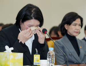 눈물 흘리는 故 오요안나 어머니…MBC 측은 청문회 대거 불참