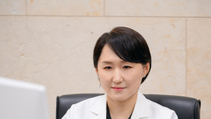 신약 ‘레켐비’가 바꾼 치매치료 판도…돌봄제도는 ‘제자리’ [쿠키인터뷰]