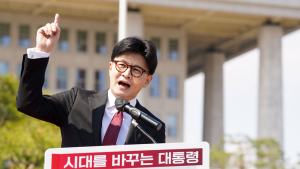 한동훈 “尹, 과거로 놔줘야…당당하게 계엄 바다 건너자”